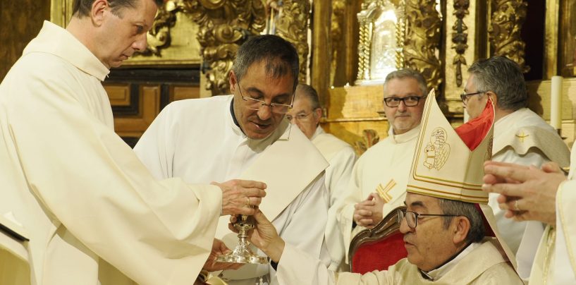 Felipe Olmedo recibe el Ministerio de Acólito en su camino al diaconado permanente