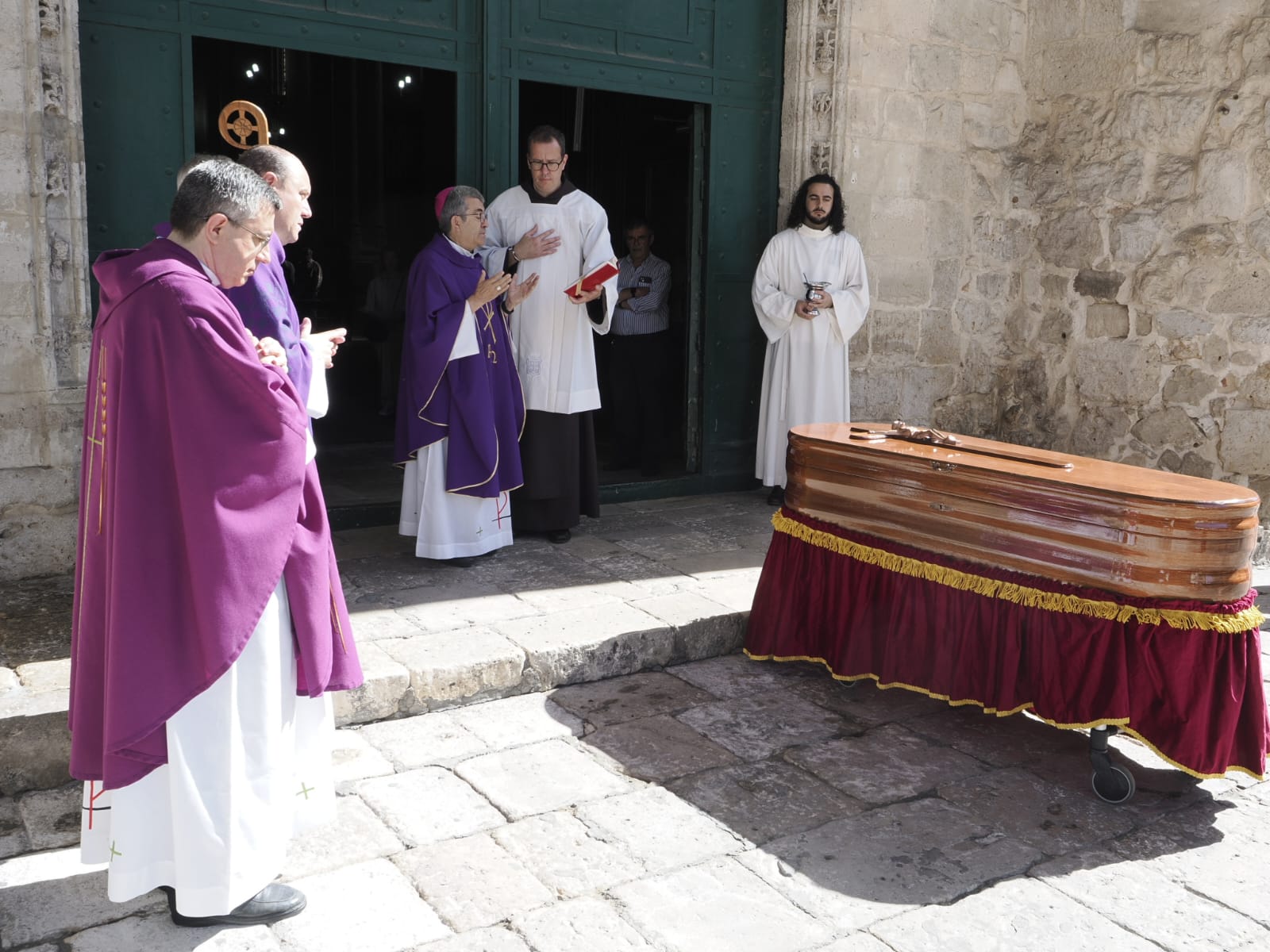 Recepción de los restos mortales del padre Teófanes Egido a las puertas de San Benito