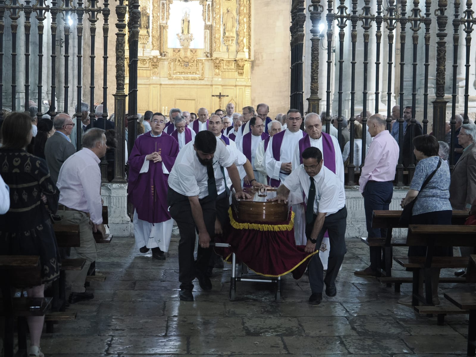 Salida del féretro con los restos mortales del padre Teófanes Egido tras su funeral