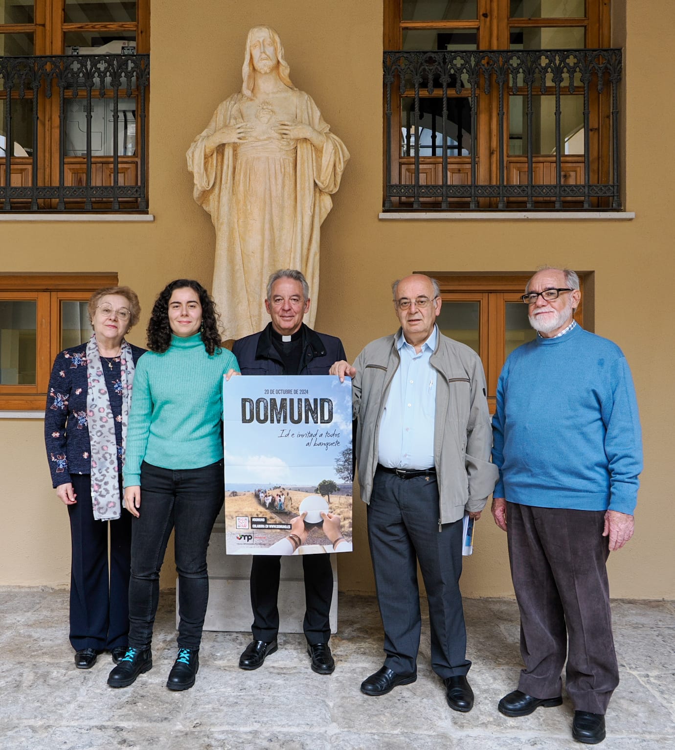 El Vicario General sostiene el cartel del DOMUND 2024 en el Palacio Arzobispal