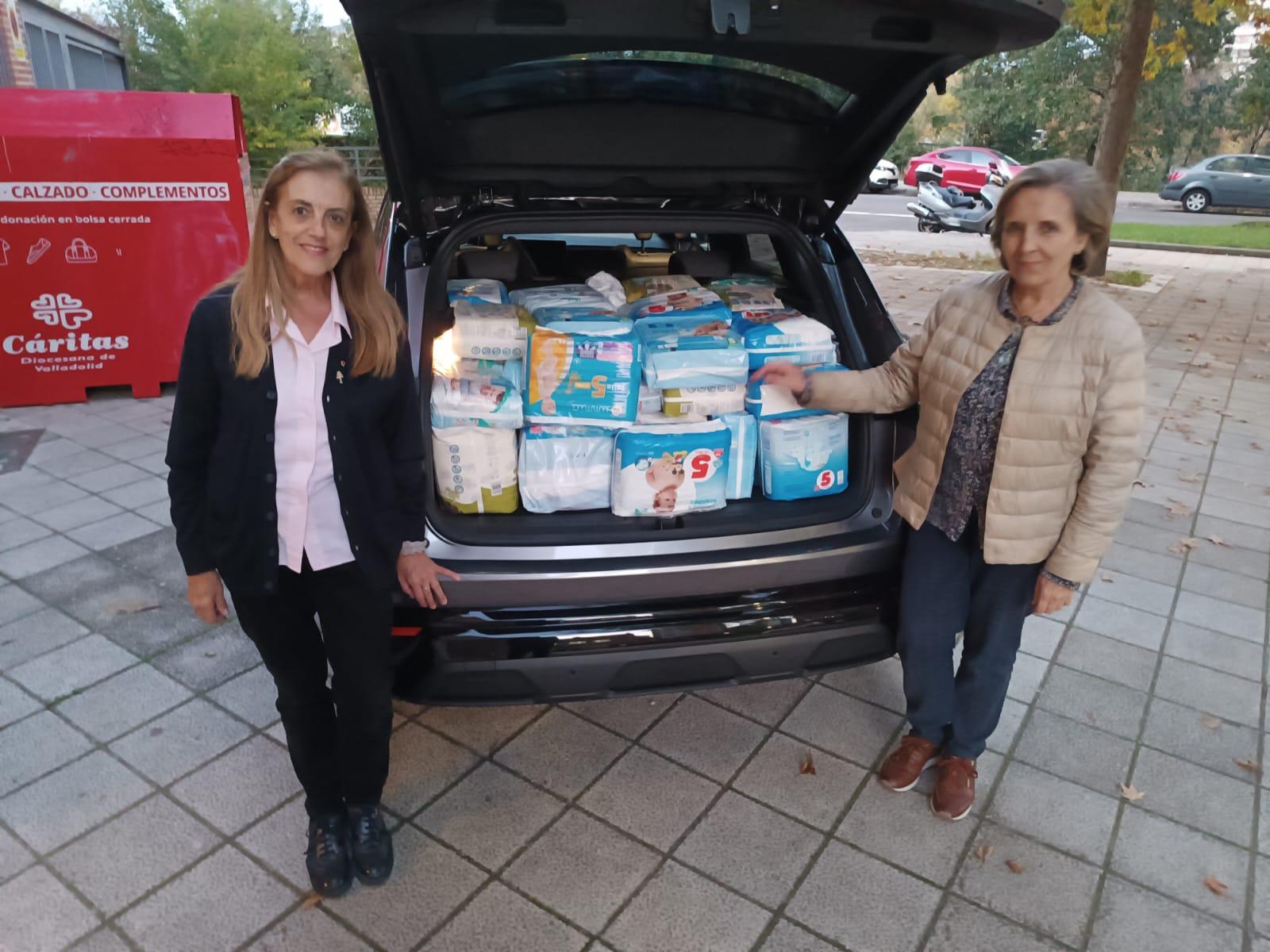 Coche de una voluntaria del COF cargado de pañales para los afectados por la DANA