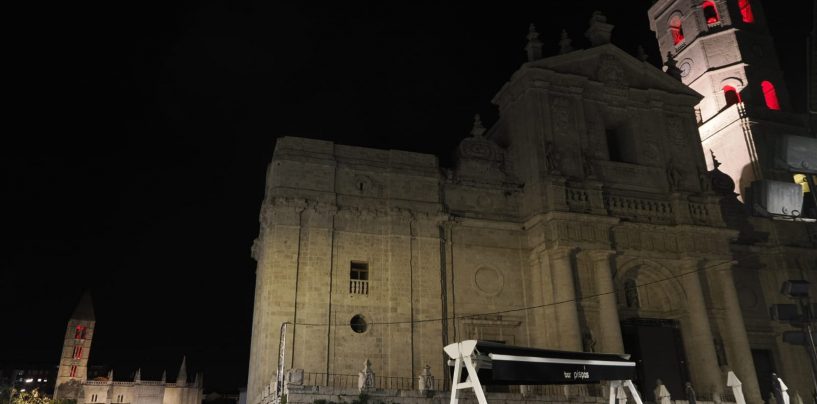 La Catedral y otros seis templos de Valladolid se iluminan de rojo por la noche hasta el 24 de noviembre: este es el motivo