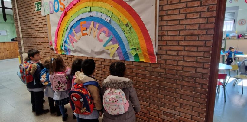 Los alumnos del Colegio del Carmen llenan 12 carros de la compra con productos para los damnificados por la DANA